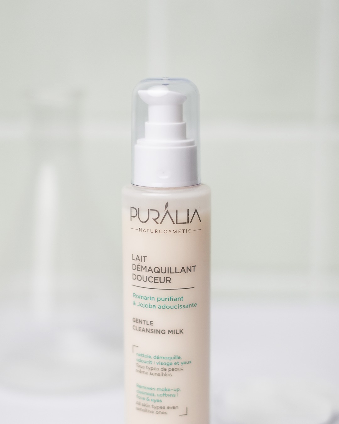 Dites adieu aux résidus de maquillage avec notre lait démaquillant doux et efficace ! 🧖_♀️💧 Il